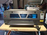 une machine posée sur une table