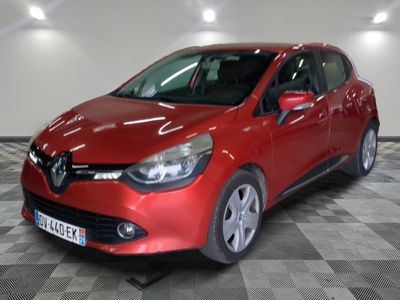 la voiture rouge est garée dans le garage sur le sol en damier