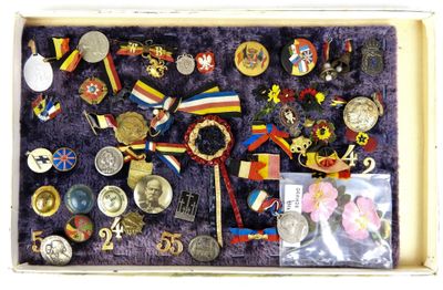 une boîte remplie de médailles et d'autres objets