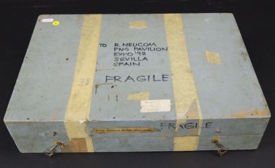 une boîte sur laquelle est apposée une étiquette indiquant « fragile »