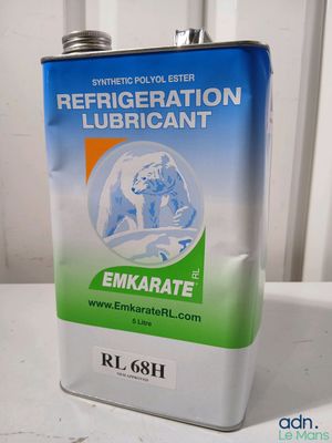 un flacon d'Emkarate posé sur une table