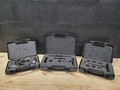 trois valises posées sur une table en bois