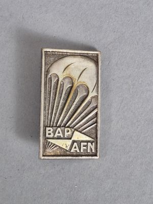 un gros plan d'un insigne sur une surface grise