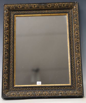 un miroir au cadre doré ouvragé posé sur une table blanche