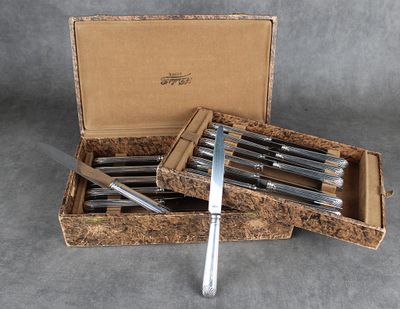 Suite de douze grands et 12 petits couteaux, manches en arge… - Photo 1