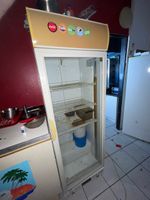 1 armoire à boisson à une porte vitrée