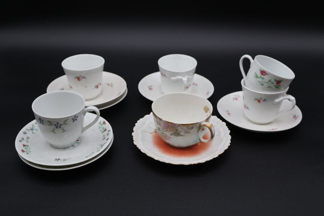 Lot de tasses et soucoupes en porcelaine à décor de fleurs