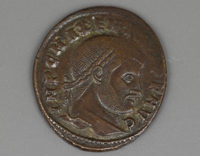 une vieille pièce de monnaie sur laquelle figure le portrait d'un homme