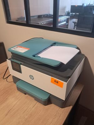 une imprimante posée sur un bureau