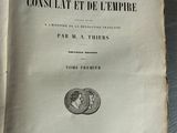 un vieux livre avec l'image d'un homme dessus