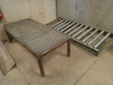 un cadre de lit en métal et un matelas dans une chambre