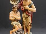 statue représentant un homme et une femme tenant un coquillage dans leurs mains