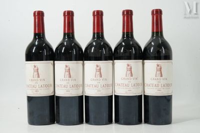 six bouteilles de vin rouge sont alignées sur une surface blanche