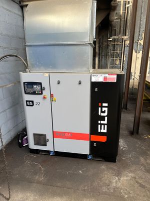une machine qui se trouve dans un garage, près d'un mur