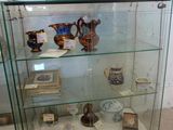 une vitrine en verre contenant de nombreux objets