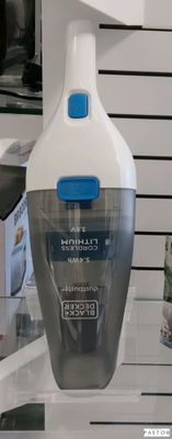 un mixeur blanc et bleu exposé dans un magasin