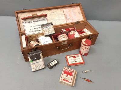 une valise remplie d'objets posée sur une table