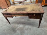 un bureau avec un plateau en verre et un tiroir
