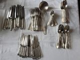 beaucoup de cuillères en argent et de cuillères sur une table