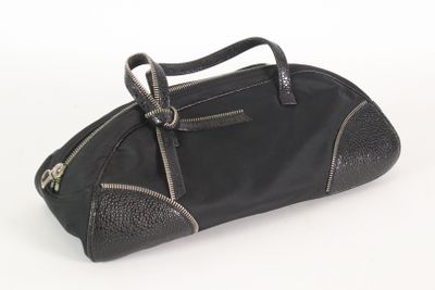sac à main en cuir sur fond blanc, avec une poignée à fermeture éclair