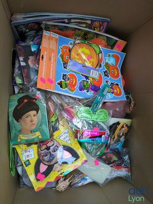 une boîte remplie de jouets et de livres pour enfants