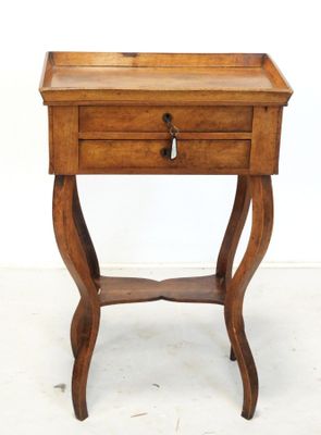 une petite table en bois surmontée d'un tiroir