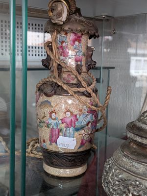 de nombreux vases exposés dans la vitrine