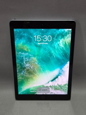 une image d'un ordinateur tablette posé sur une table