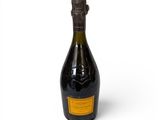 une vieille bouteille de champagne posée sur une surface blanche