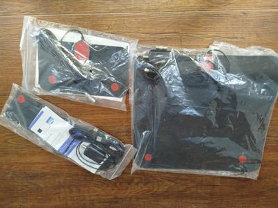 trois sacs de vêtements posés sur une table en bois
