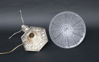 Lampe en métal argenté à piètement hexagonal à décor de fleu… (photo 4)
