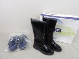 une paire de bottes de pluie noires posée à côté d'une boîte