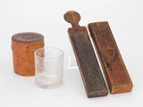 un verre d'eau et une boîte en bois posés sur une surface blanche