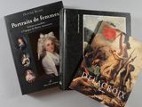 deux livres sont posés sur une table à fond blanc