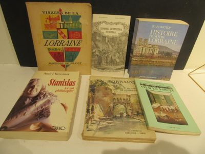 Plusieurs livres sont posés sur une table à côté d'une lampe
