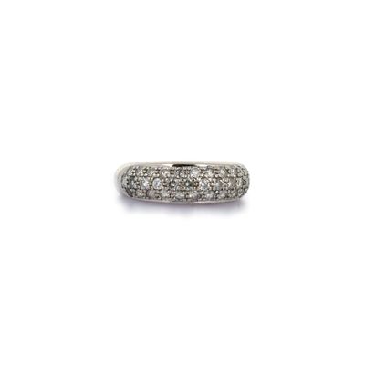 gros plan d'une bague en diamant sur fond blanc