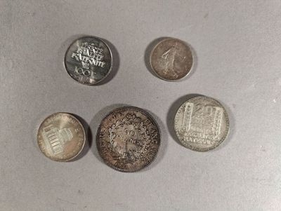 quatre types de pièces différents posés sur une table