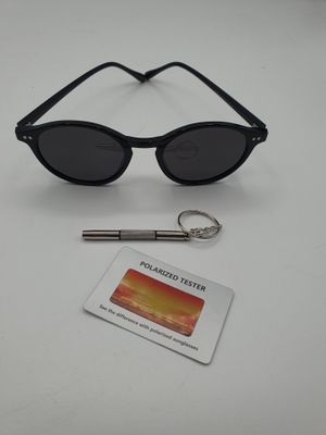 Des lunettes de soleil noires et un porte-clés sont posés sur une table