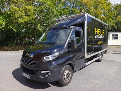un camion noir garé sur le parking
