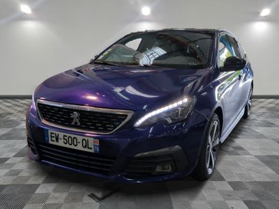 la voiture bleue est garée dans le garage sur le sol en damier