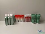 de nombreux types de produits de soins de la peau alignés sur une table