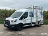 une camionnette blanche garée dans un parking