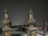 un banc sur lequel sont posés deux vases