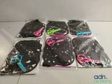 Plusieurs paires de ciseaux sont rangées dans des sacs en plastique sur une table