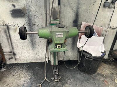 une machine posée par terre à côté d'une poubelle