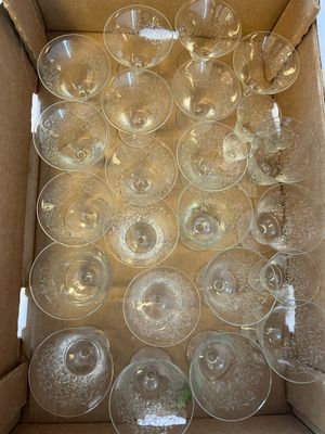 plusieurs verres à vin vides dans une boîte sur la table