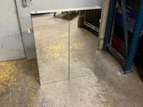 une photo d'une porte vitrée dans un garage