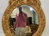 un homme se prenant en photo dans un miroir