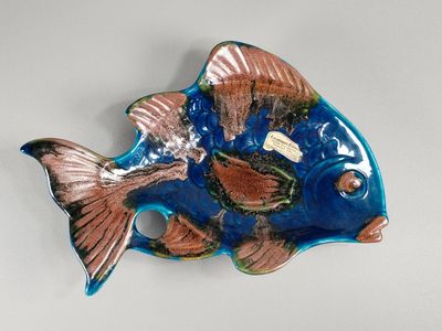 un poisson bleu et marron avec une étiquette dessus