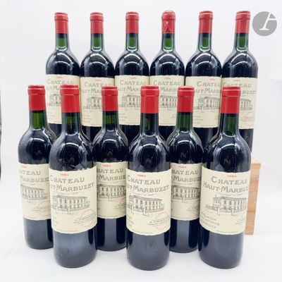 six bouteilles de vin rouge sont alignées